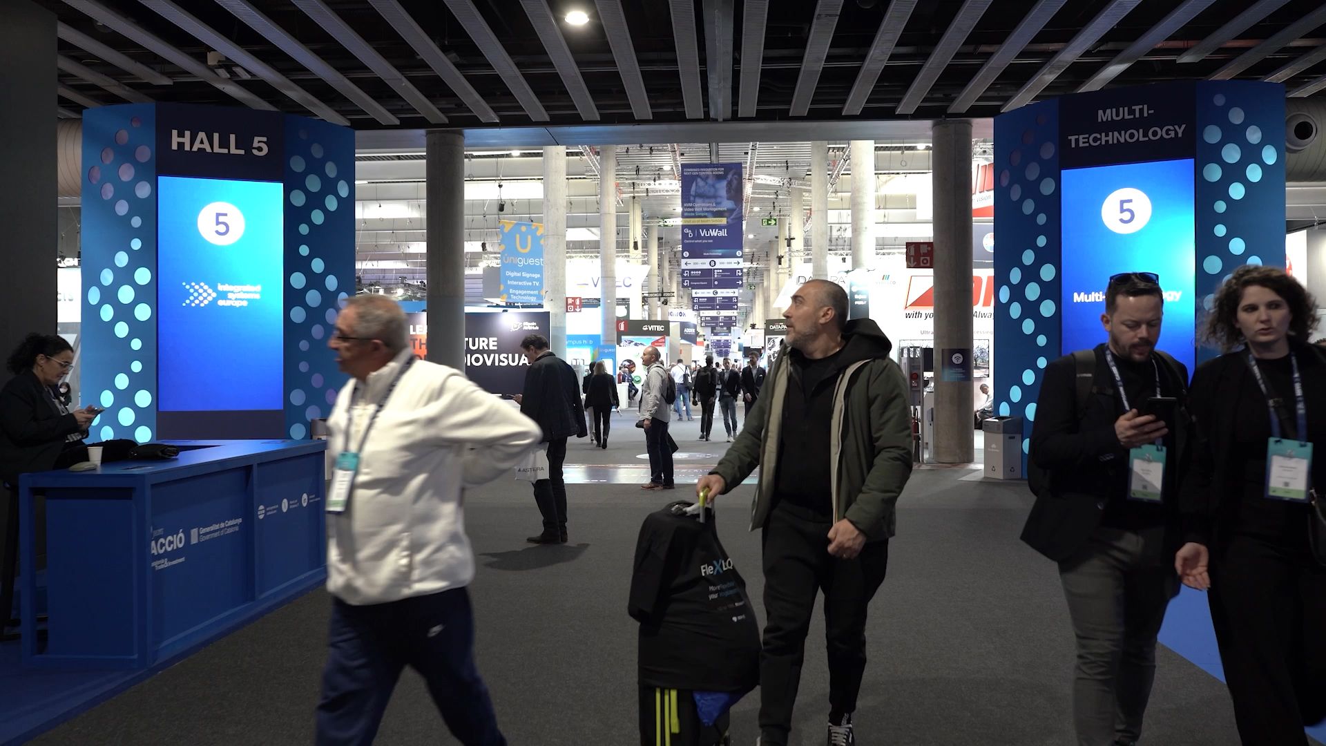 ise26_ds_mu_studio-fluge-barcelona_digital_signage_08__01495