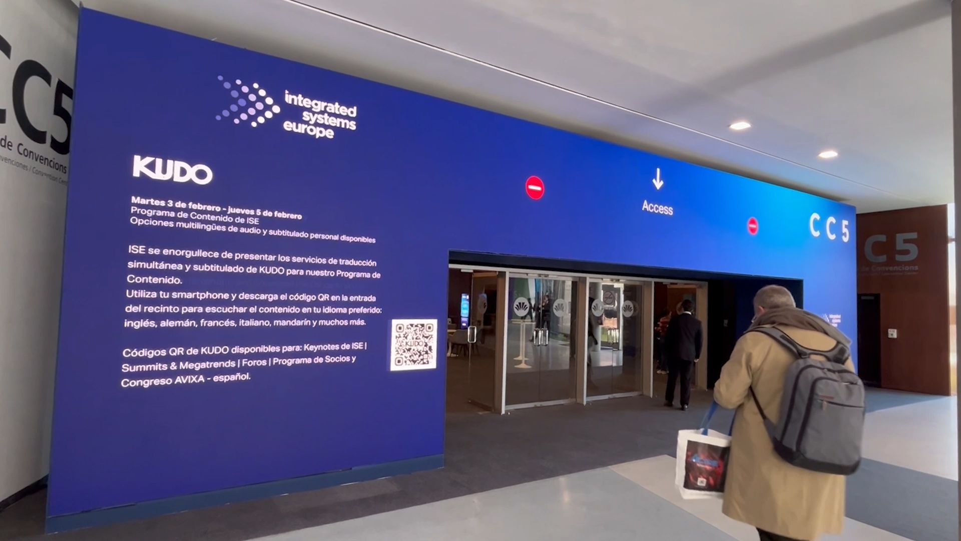 ise26_ds_mu_studio-fluge-barcelona_digital_signage_09__01718